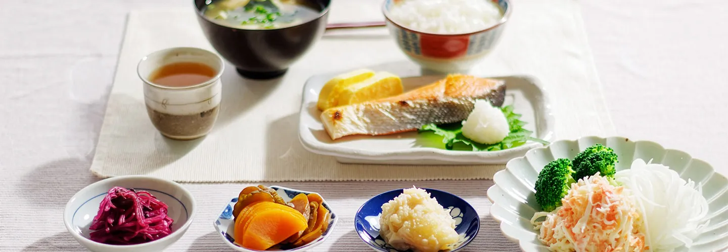 和朝食の膳。焼き魚、ご飯、汁物、香の物が並ぶ食卓