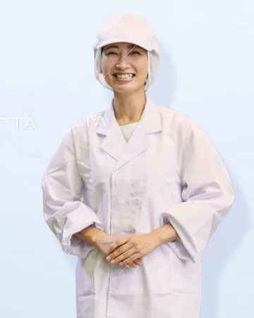 白衣と衛生帽を着用した社員