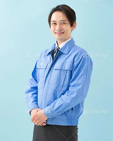 青い作業着を着用した社員